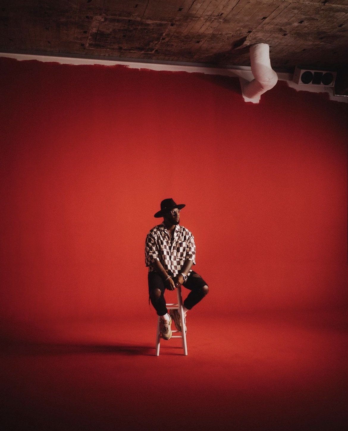 A music video of Kelvin Jones filmed at raw studios in Berlin