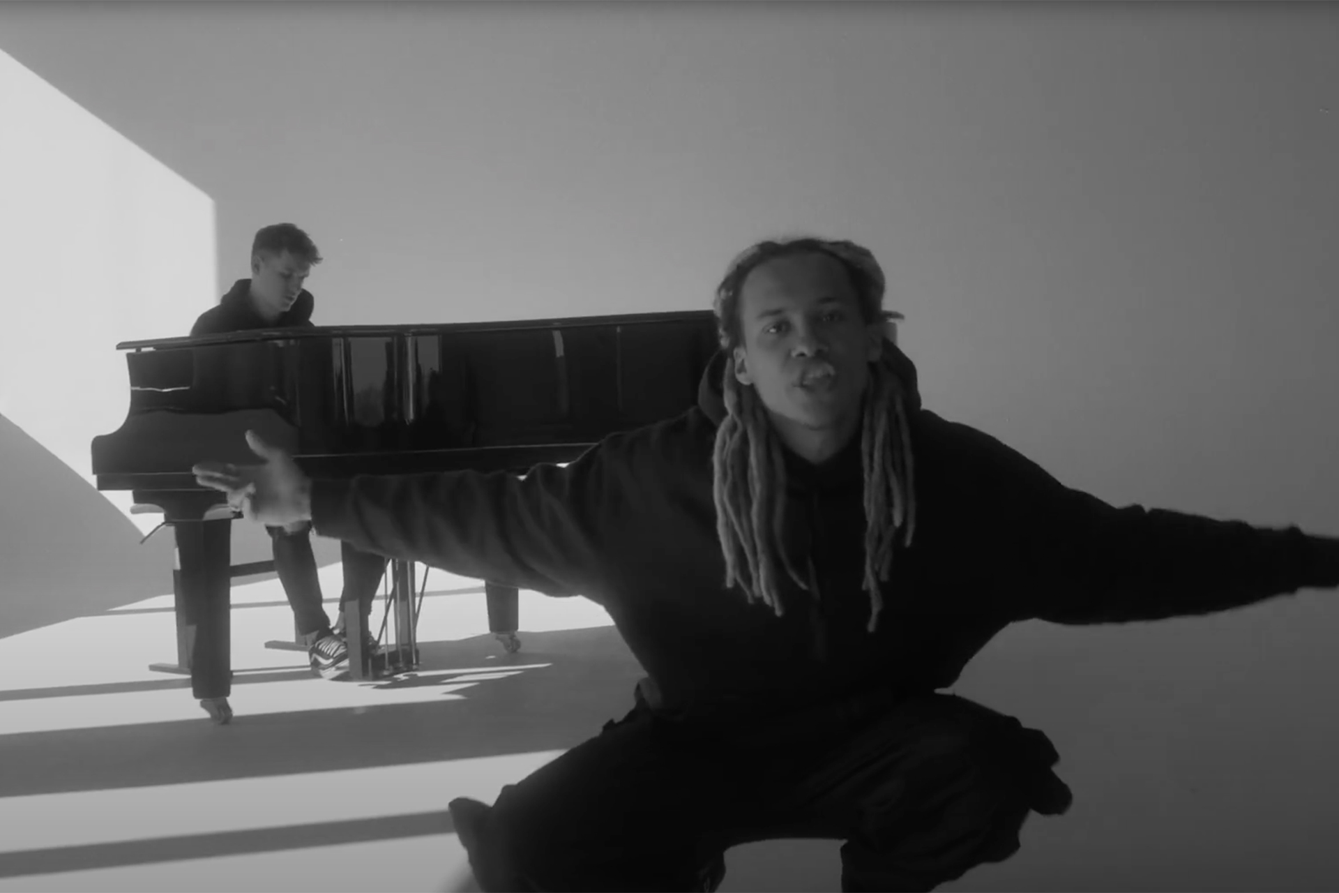 Kelvyn Colt – HOPE | I Wonder 1 A German-Nigerian rapper, Kelvyn Colt, standing in front of a white backdrop during the filming of his music video for 'Hope I Wonder'.