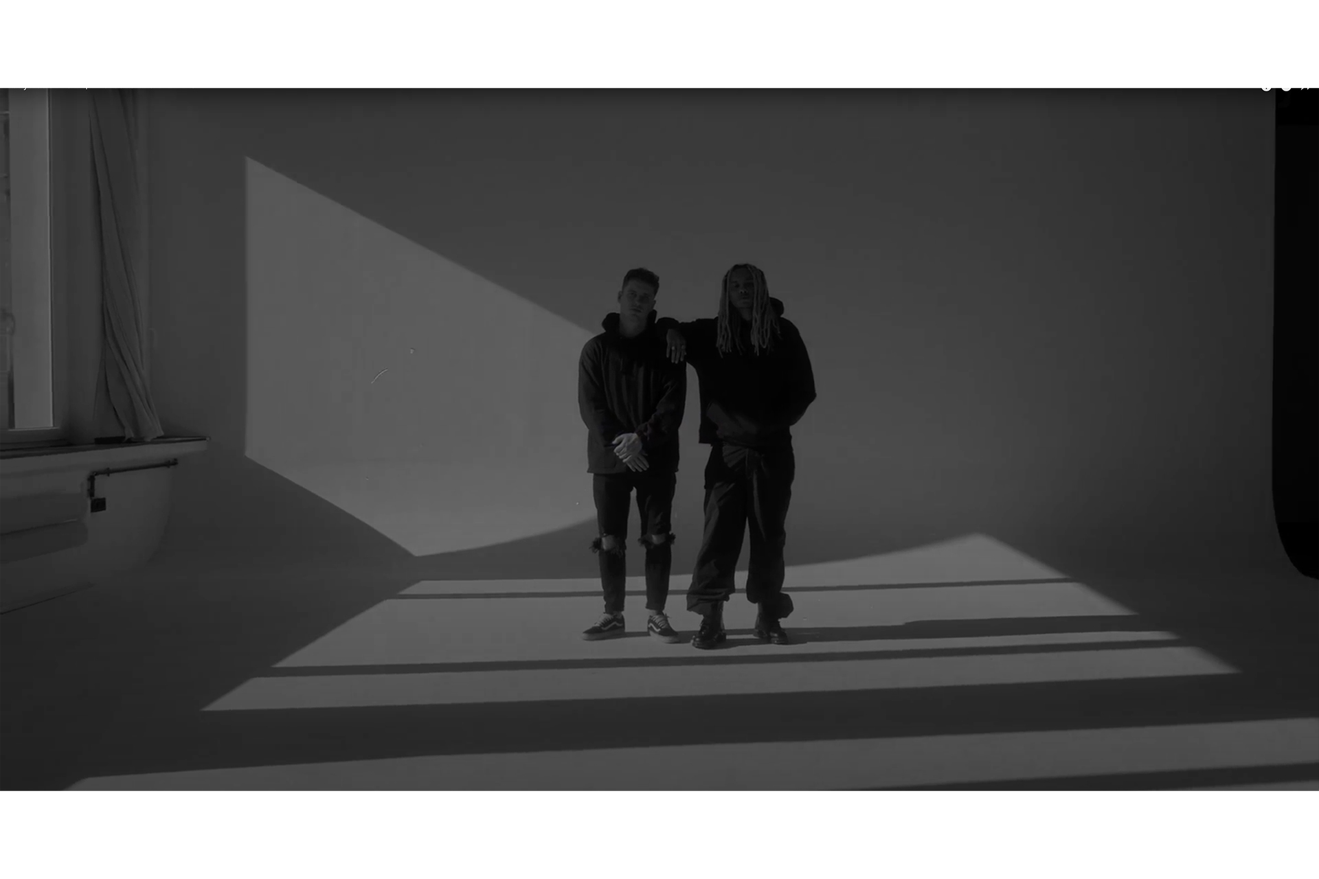 Kelvyn Colt – HOPE | I Wonder 4 A German-Nigerian rapper, Kelvyn Colt, standing in front of a white backdrop during the filming of his music video for 'Hope I Wonder'.