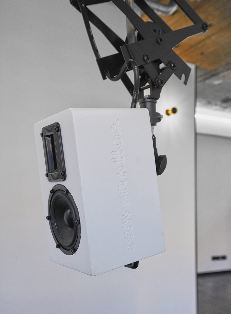 raw_studios_studio3_hanging_stereo_DE Deckenmontierter Lautsprecher mit raw studios.- einem Foto- und Produktionsstudio in Berlin mit integriertem Audiosystem