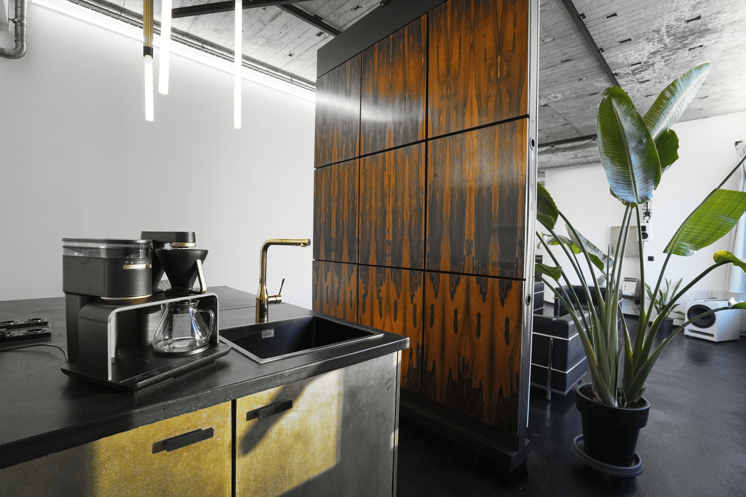 raw_studios_studio3_kitchen2_DE Minimalistische Küchenecke in Studio 3, einem Mietstudio in Berlin mit Kaffeemaschine, goldener Armatur und moderner Beleuchtung