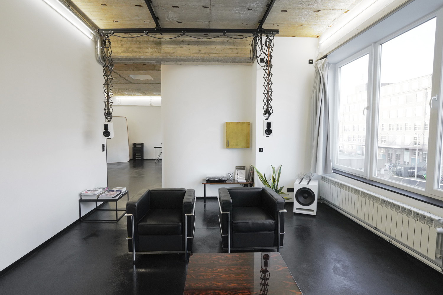 raw_studios_studio3_loungearea3_DE Studio 3 bei raw studios., ein Produktionsstudio in Berlin mit gemütlicher Sitzecke, Bananenpflanze und minimalistischem Sofa