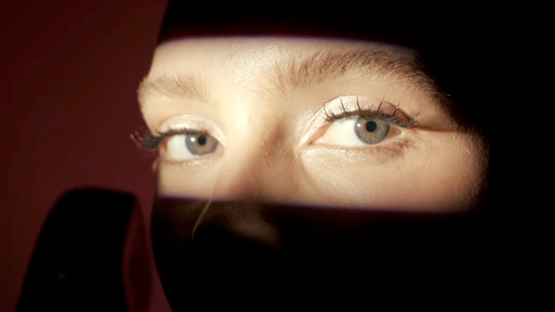 Close-up of LINA’s eyes in soft spotlight, filmed at raw studios’ red cyclorama – foto studios berlin, rental studios berlin