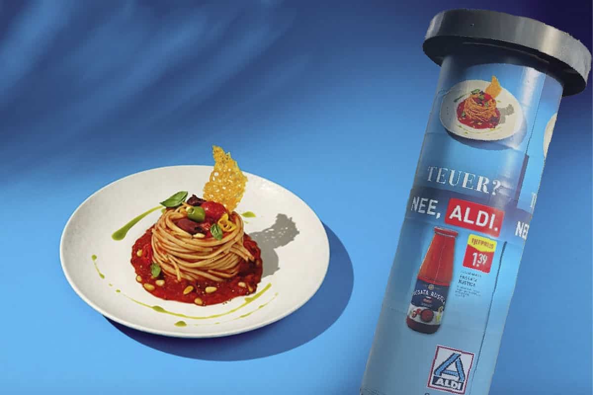 Pasta dish in tomato sauce styled for ALDI Nord ‘Teuer? Nee, ALDI.’ campaign at raw studios Berlin, matching the brand’s iconic blue backdrop.