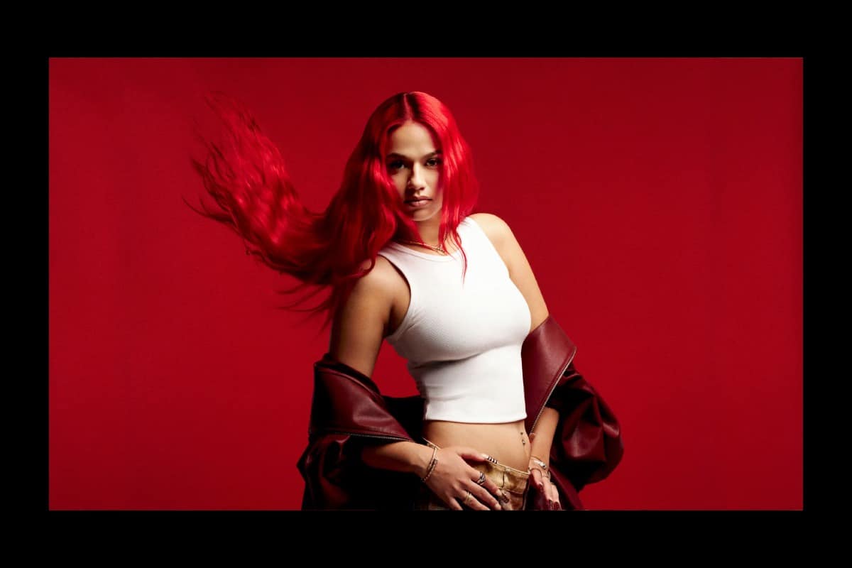 5.	Studio portrait of Badmómzjay with red backdrop, Glamour Germany shoot at raw studios Berlin