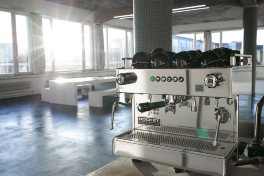 Barista-Kaffeestation im Tageslicht-Fotostudio in Berlin